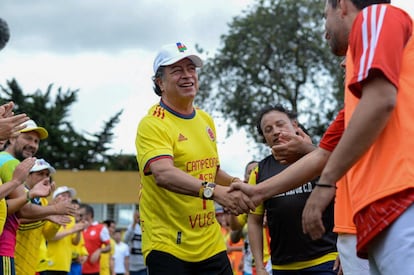 Gustavo Petro saluda a varios simpatizantes durante un partido de fútbol en Bogotá.