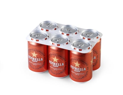 La rejilla de plástico con que suele e paquetarse la media docena de latas de cerveza, ahoga a las tortugas marinas y los peces en los océanos. Alzamora Packaging y Damm han diseñado este nuevo modelo de cartón, reciclable, más responsable con el medio ambiente.