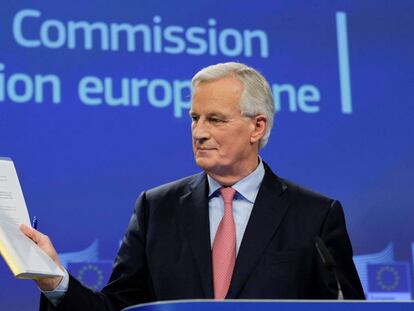Michel Barnier, ayer en Bruselas, pidiendo que se aceleren las negociaciones del Brexit. 