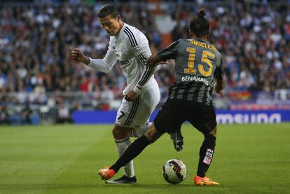 Cristiano supera el marcaje de Angeleri con un caño.