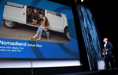 Frances McDormand y Chloé Zhao agradecen el León de Oro en un vídeo durante la ceremonia de clausura de la Mostra de Venecia, con el director de 'marketing' de Disney Italia, Davide Romani, en la sala. / CLAUDIO ONORATI/EFE