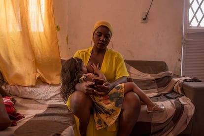 Carla Bianca Souza, de 21 años, amamanta a su hija Ísis, en su casa en Maranhão (Brasil).