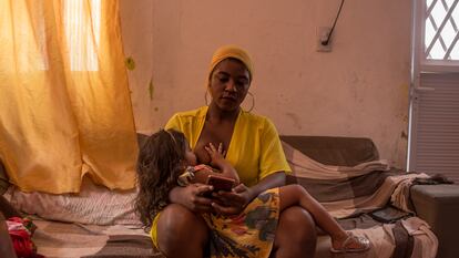 Carlla Bianca Souza, de 21 anos, amamenta sua filha Ísis, 3, em sua casa em São Luis (Maranhão).