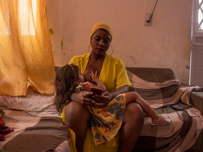 Carlla Bianca Souza, de 21 anos, amamenta sua filha Ísis, 3, em sua casa em São Luis (Maranhão).