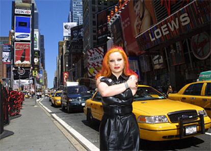 La cantante Alaska, en una calle de Nueva York.