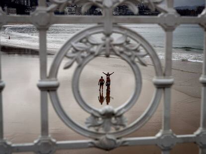 Tres mujeres se bañan en la playa de La Concha de San Sebastián.