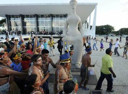 Un grupo de indígenas celebra frente a la sede del Supremo Tribunal Federal, en Brasilia, la creación de una región exclusiva para sus pueblos.