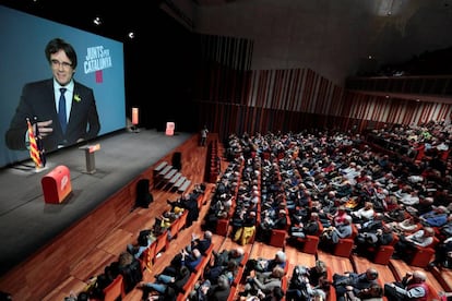 El expresidente de la Generalitat, Carles Puigdemont, interviene por videoconferencia desde Bruselas durante el acto electoral.