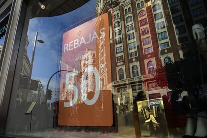 Dvd 878 (02/01/18) Cartel de Rebajas en la tienda Benetton de Gran Via (Madrid) . © Carlos Rosillo .