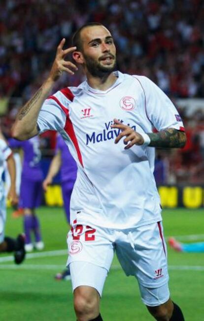 Aleix Vidal celebrando uno de sus dos goles.