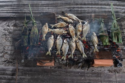 Pescados cocinados a la parrilla envueltos con  hojas de árbol 'Parangua Panga'.