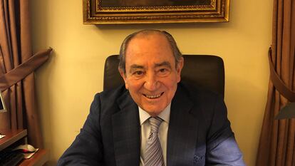 Luis Zarraluqui Sánchez-Eznarriaga, en su despacho en 2017 en una imagen familiar.