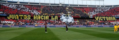 Vista general del estadio Vicente Calderón al inicio del partido de vuelta de cuartos de final de la Liga de Campeones.