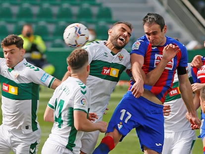 Kike García remata de cabeza ante la oposición de Gonzalo Verdú durante el Elche-Eibar.