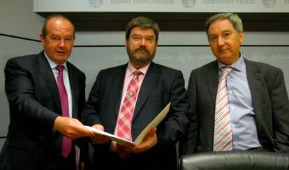 El consejero de Empleo Juan María Aburto, junto al viceconsejero Ricardo Barkala y el director de este departamento Xabier Losantos (derecha).