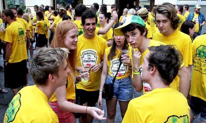 Un grupo de j&oacute;venes que hoy participar&aacute;n en la Tomatina de Bu&ntilde;ol, ayer, en el centro de Valencia