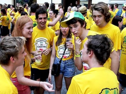 Un grupo de j&oacute;venes que hoy participar&aacute;n en la Tomatina de Bu&ntilde;ol, ayer, en el centro de Valencia