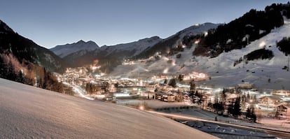 Estación St. Anton am Alrberg al anochecer