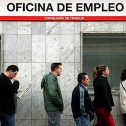 Varias personas hacen cola en la Oficina de Empleo