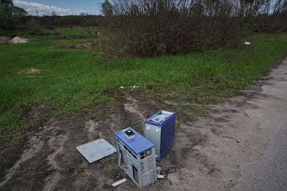 Ordenadores abandonados en un arcén tras el repliegue de las tropas rusas del Chernóbil, donde estuvieron aproximadamente un mes.