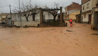 Els carrers de Gandesa, negats d'aigua, aquest matí.