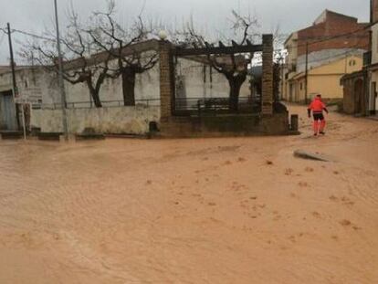 Els carrers de Gandesa, negats d'aigua, aquest matí.