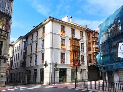 Locales cerrados de comercio en Oviedo, con carteles de anuncios de ventas y viviendas en alquiler.