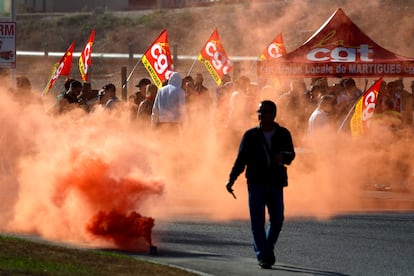 Varios trabajadores de TotalEnergies y Esso ExxonMobil se manifiestan en la localidad de Châteauneuf-les-Martigues, el día 11.