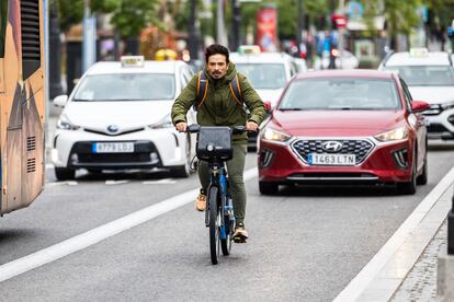 Un hombre circula entre el tráfico en Madrid, el pasado lunes. 