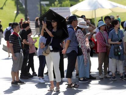 Un grupo de turistas orientales en el museo del Prado.