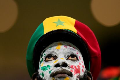 Un seguidor de Senegal, en los momentos previos al inicio del partido de octavos que enfrenta a su selección contra Inglaterra en el estadio Al Bayt de Al Khor, Qatar 