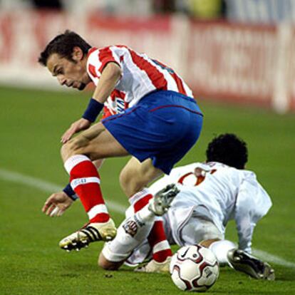 Nikolaides se tropieza con Alves, en pugna por el balón.