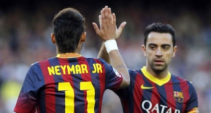 Neymar y Xavi celebran un gol.