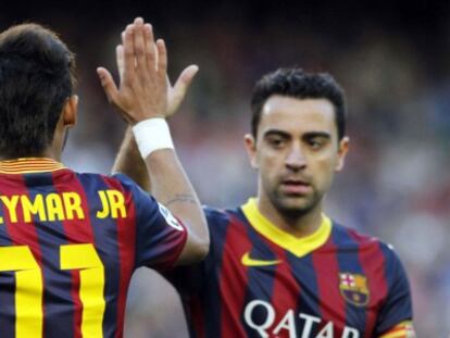 Neymar y Xavi celebran un gol.