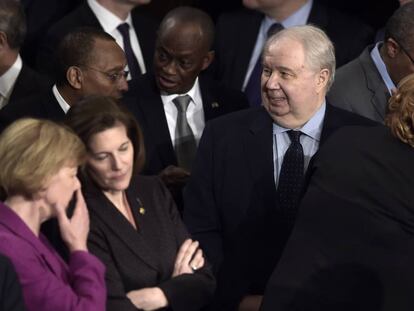 Sergey Kislyak, en el centro, el pasado martes en el discurso de Trump en el Congreso