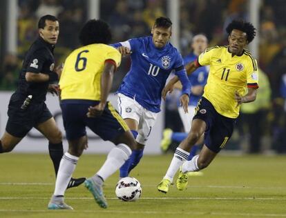 Neymar tenta drible.