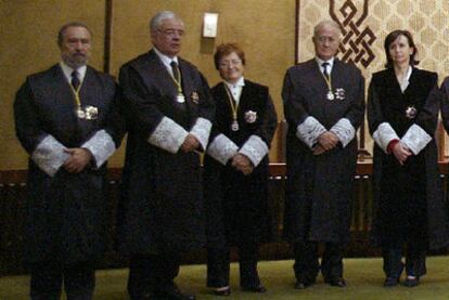 De izquierda a derecha, los magistrados del Tribunal Constitucional Manuel Aragón, Ramón Rodríguez Arribas, Elisa Pérez Vera, Javier Delgado Barrio y María Emilia Casas.