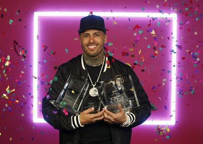 El cantante Nicky Jam posa junto a sus seis premios recibidos en la gala Billboard, entre ellos el de 'Canción del año' por 'Hasta el amanecer'.