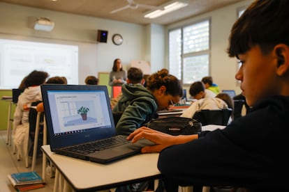 Clase de Biología en 1º de ESO en la Escola Pia de Caldes, donde los alumnos sí usan el ordenador.