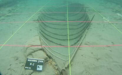 Imagen tomada en 2008 de la barca fenicia de Mazarrón.