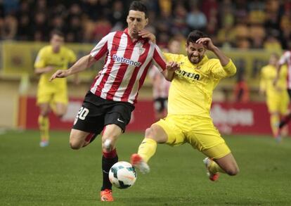 Aduriz y Musacchio pugnan por el balón