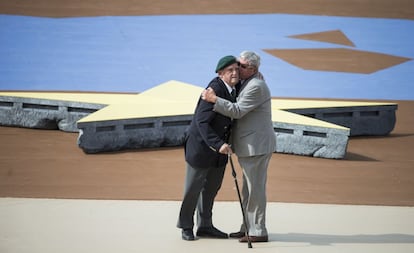 Leon Gautier, veterano franc&eacute;s de la 2&ordf; Guerra Mundial y el paracadidista alem&aacute;n Johannes Borner se abrazan como un signo de reconciliaci&oacute;n durante la ceremonia en recuerdo del desembarco en Sword Beach, Normand&iacute;a. 