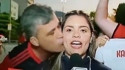 La periodista de la cadena ESPN, Jessica Dias al momento de ser agredida por el hincha del Flamengo, Marcelo Benevides.
