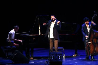 El cantante portugués Salvador Sobral durante el concierto en el Teatro Nuevo Apolo de Madrid.