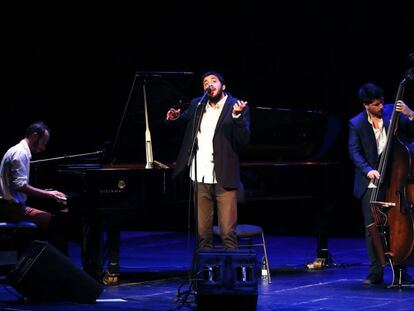 El cantante portugués Salvador Sobral durante el concierto en el Teatro Nuevo Apolo de Madrid.