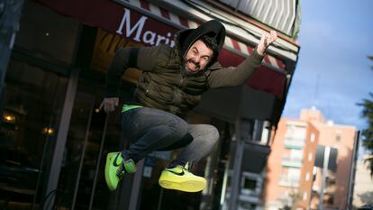 El cantante Iván Sevillano, Huecco, frente a la pastelería Marimer, que regenta en el barrio de Campamento, en Madrid.