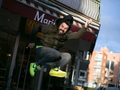 El cantante Iván Sevillano, Huecco, frente a la pastelería Marimer, que regenta en el barrio de Campamento, en Madrid.