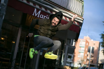 El cantante Iván Sevillano, Huecco, frente a la pastelería Marimer, que regenta en el barrio de Campamento, en Madrid.