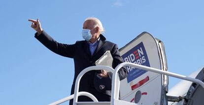 El candidato demócrata Joe Biden sube a su avión electoral en New Castle un día antes de las elecciones presidenciales. 