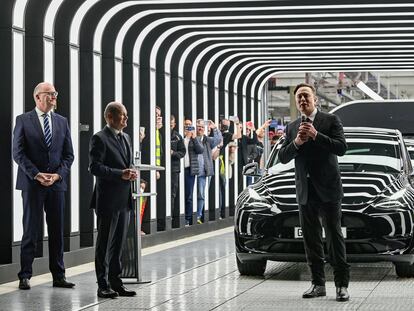 El canciller alemán Olaf Scholz y el consejero delegado de Tesla, Elon Musk, en la ceremonia de inauguración de la gigafactoría de Gruenheide.